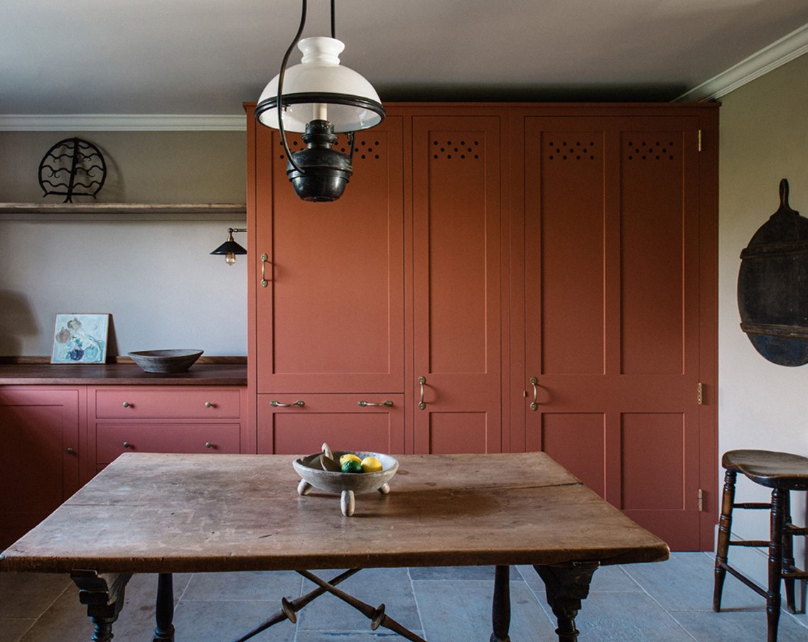 3 цвета Farrow & Ball для шкафов в маленькой кухне: «тепло без тяжести»