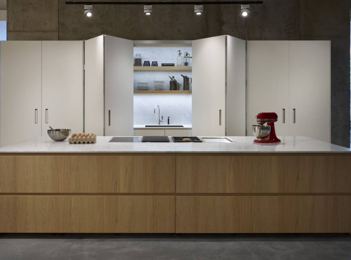 Кухня, которая исчезает: почему invisible kitchens становятся новым стандартом интерьера