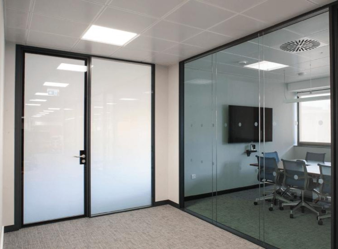 Перегородки из Smart Glass в современном офисе