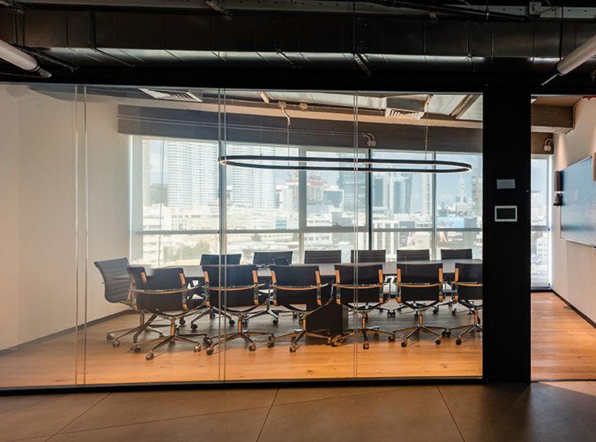 Перегородки из Smart Glass в современном офисе