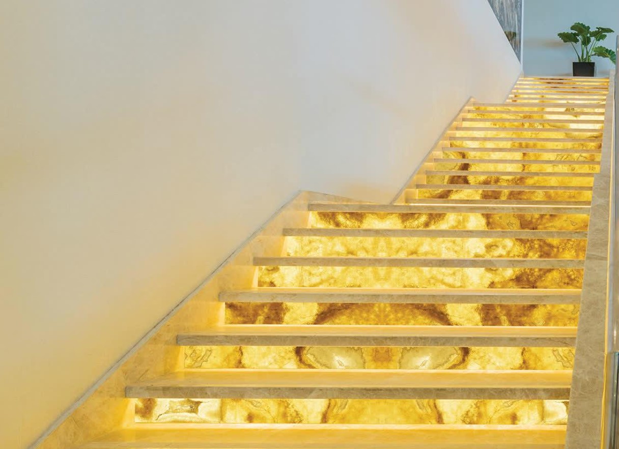 Пол из подсвеченного белого оникса в luxury-интерьере