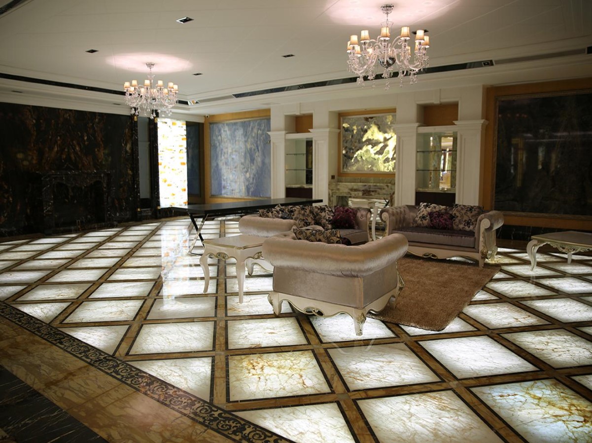 Пол из подсвеченного белого оникса в luxury-интерьере