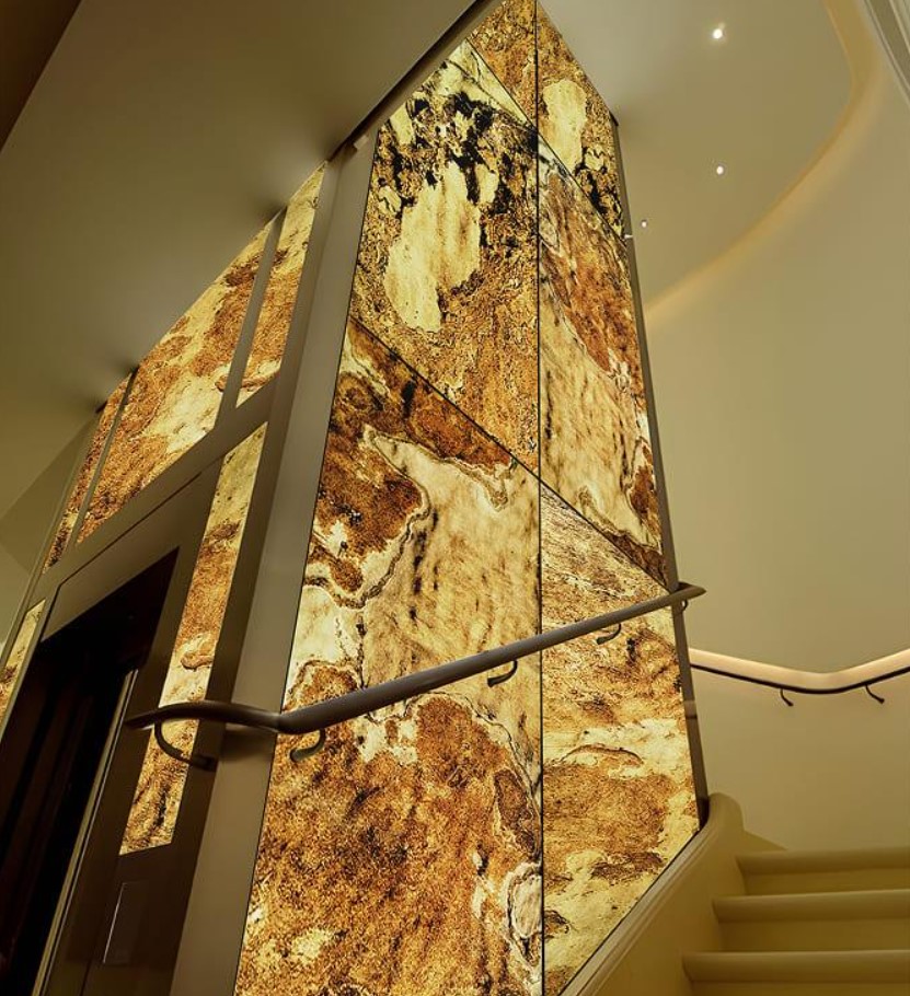 Стены из translucent stone с подсветкой в luxury-интерьере