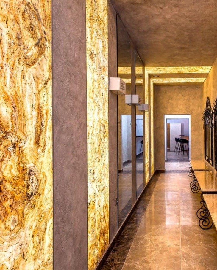 Стены из translucent stone с подсветкой в luxury-интерьере